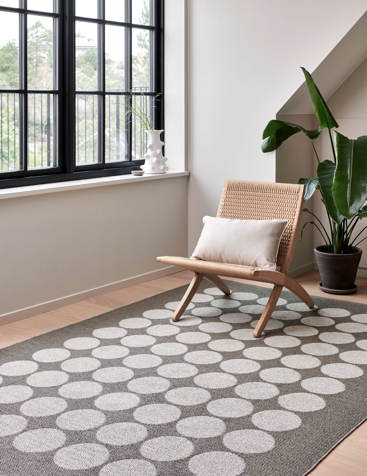 Pappelina-Hugo-Matta-Walnut-Linen-180x260-Miljo_1