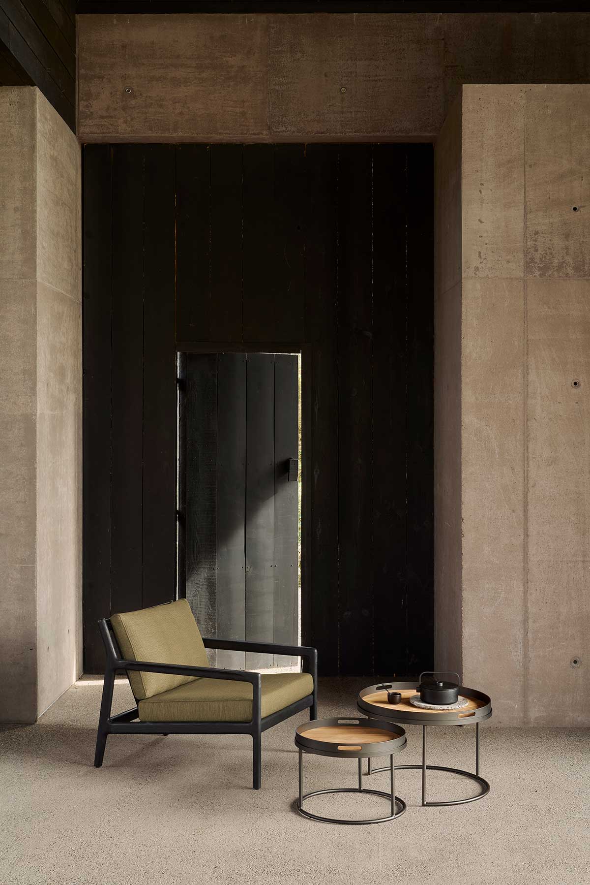 Ethnicraft-Jack-Outdoor-Lounge-Chair-Black-Teak-Green-Fabric-Lifestyle