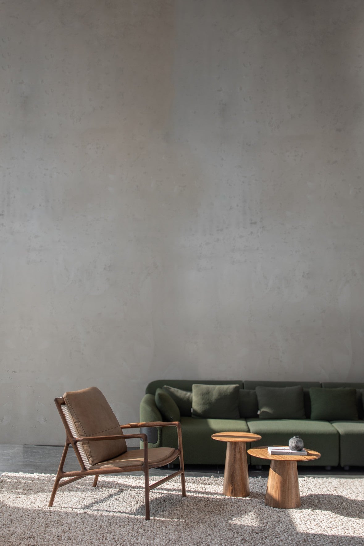 dedo-louge-chair-low-walnut-natural-1510-dakar-leather-stone-1436-mushroom-tables-oiled-walnut-natural-00-1-2-gazzda