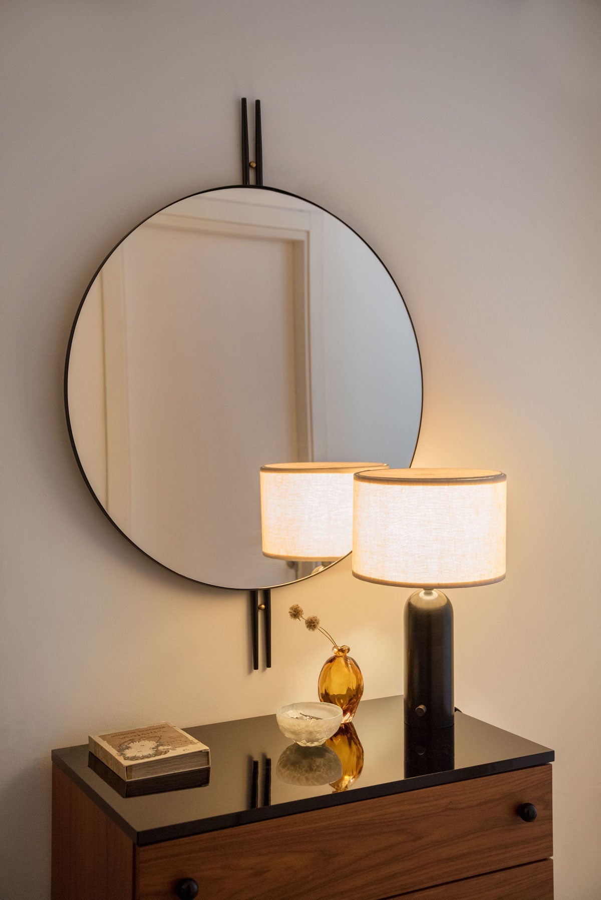 IOIWallMirror_GravityTableLamp_62Dresser_01