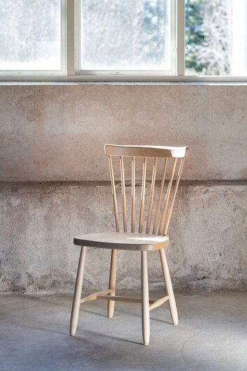 Wigells-Haga-Pinnstol-Bjork-Klarlack-Miljo