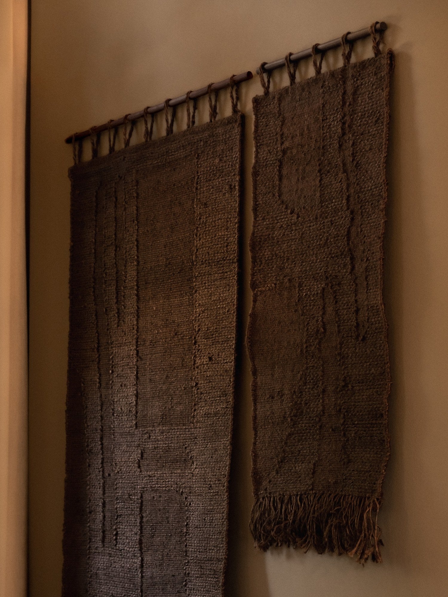 Ferm-Living-Harvest-Wall-Rug-50-x-100-Dark-Chocolate-miljo-1