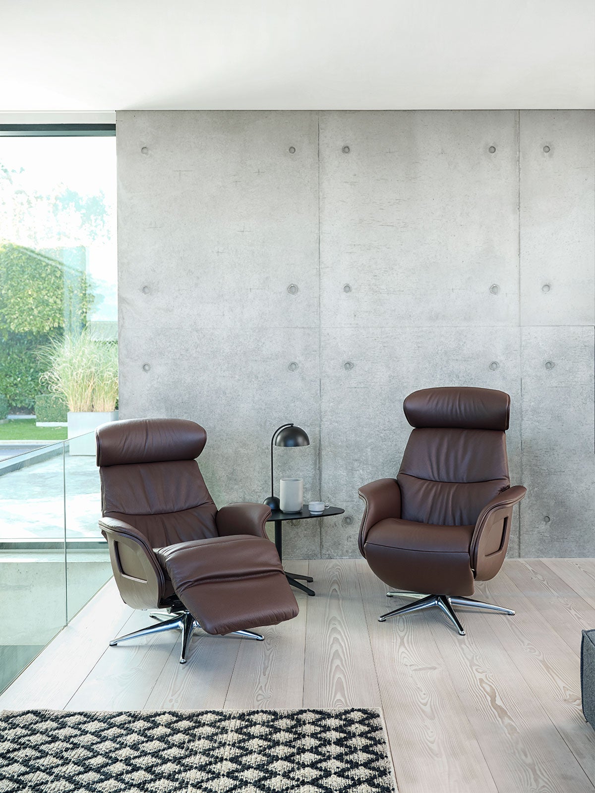 Clement Reclinerlænestol med batteri fuldpolstret i læder i industrielt rum