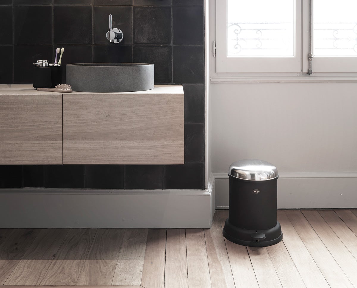 vipp14black-Champagne-Bathroom-03-high-(1)