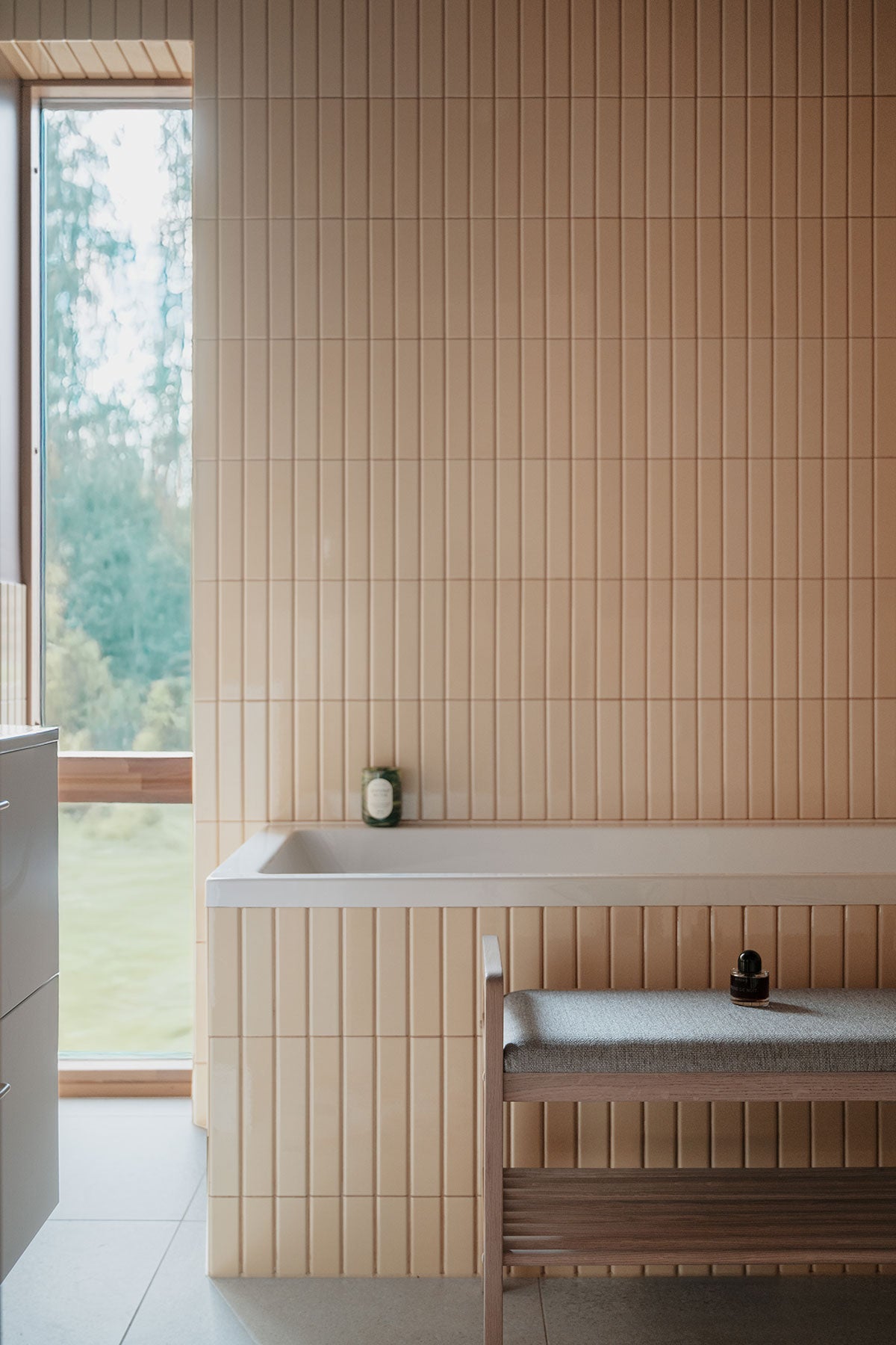 Rowico-Inverness-Bench-Whitepigmented-Oak-Lifestyle