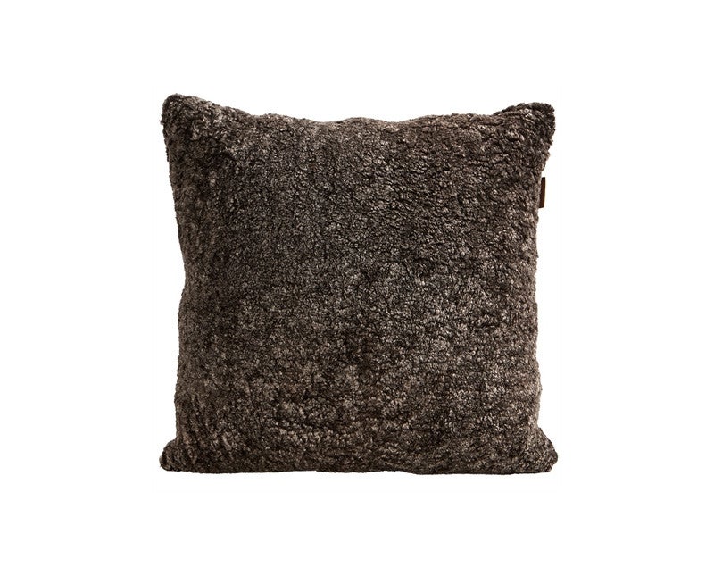 Alice-Farskinnsskudde-50x50-Cappucino