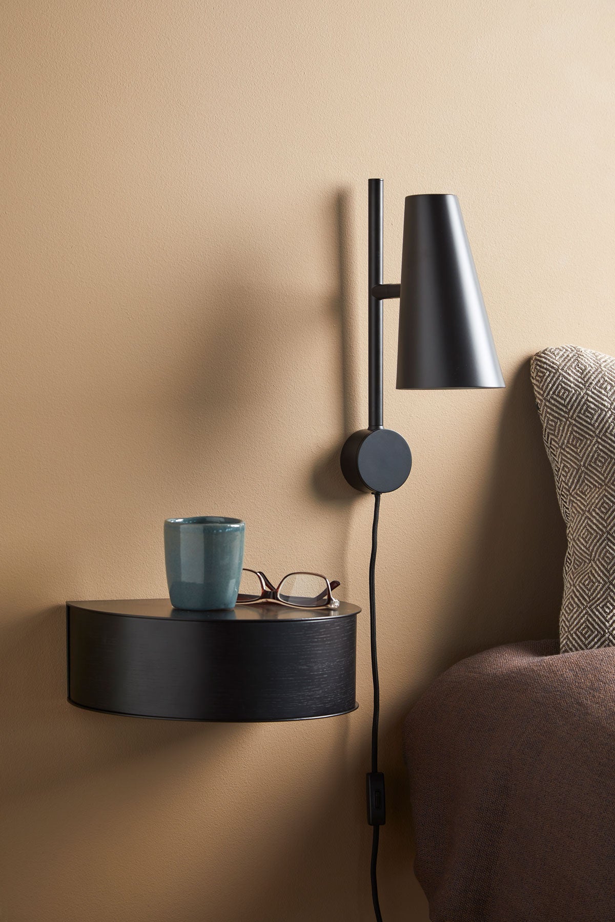 Cono-Wall-Lamp-Black-Metal-Lifestyle
