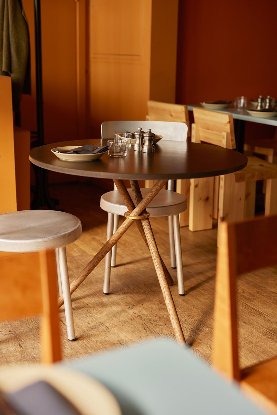 Aldric-cafetable-Concrete-Dark-Lifestyle-Ethnicraft-02