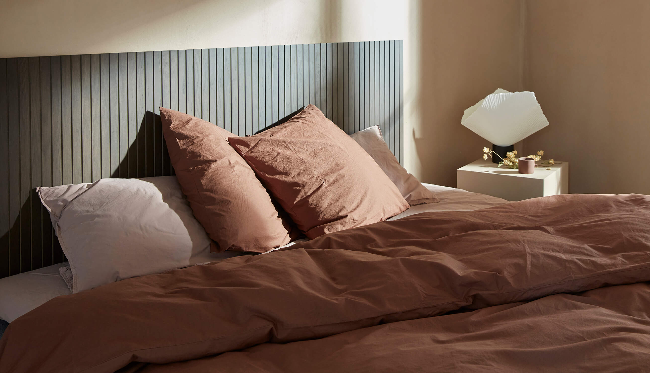 Seng fra Hilding med riflet sengegavl i røget ask.