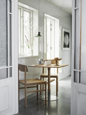 rod-cafebord-och-stol-miljo-1