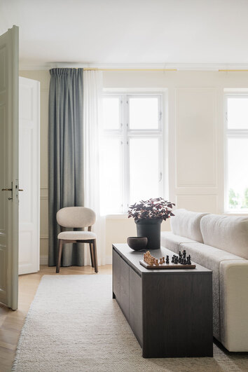 Rowico-Melstone-Lowboard-Brown-Oak-Lifestyle