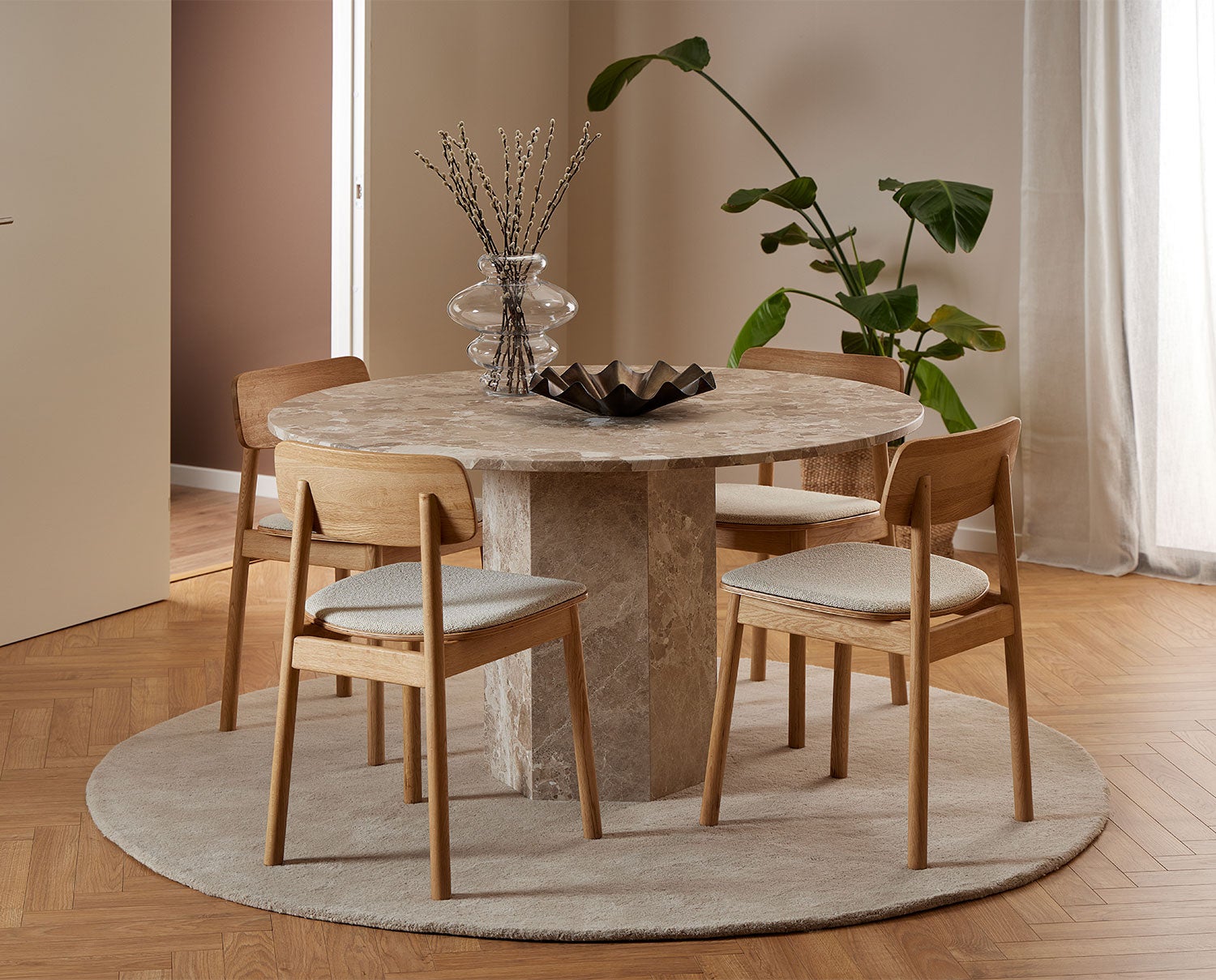 actona-naxos-lattebrown-diningtable.lifestyle