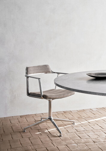 Vipp-452-Swivel-Chair-Aluminium-Dark-Sand-Castors-3