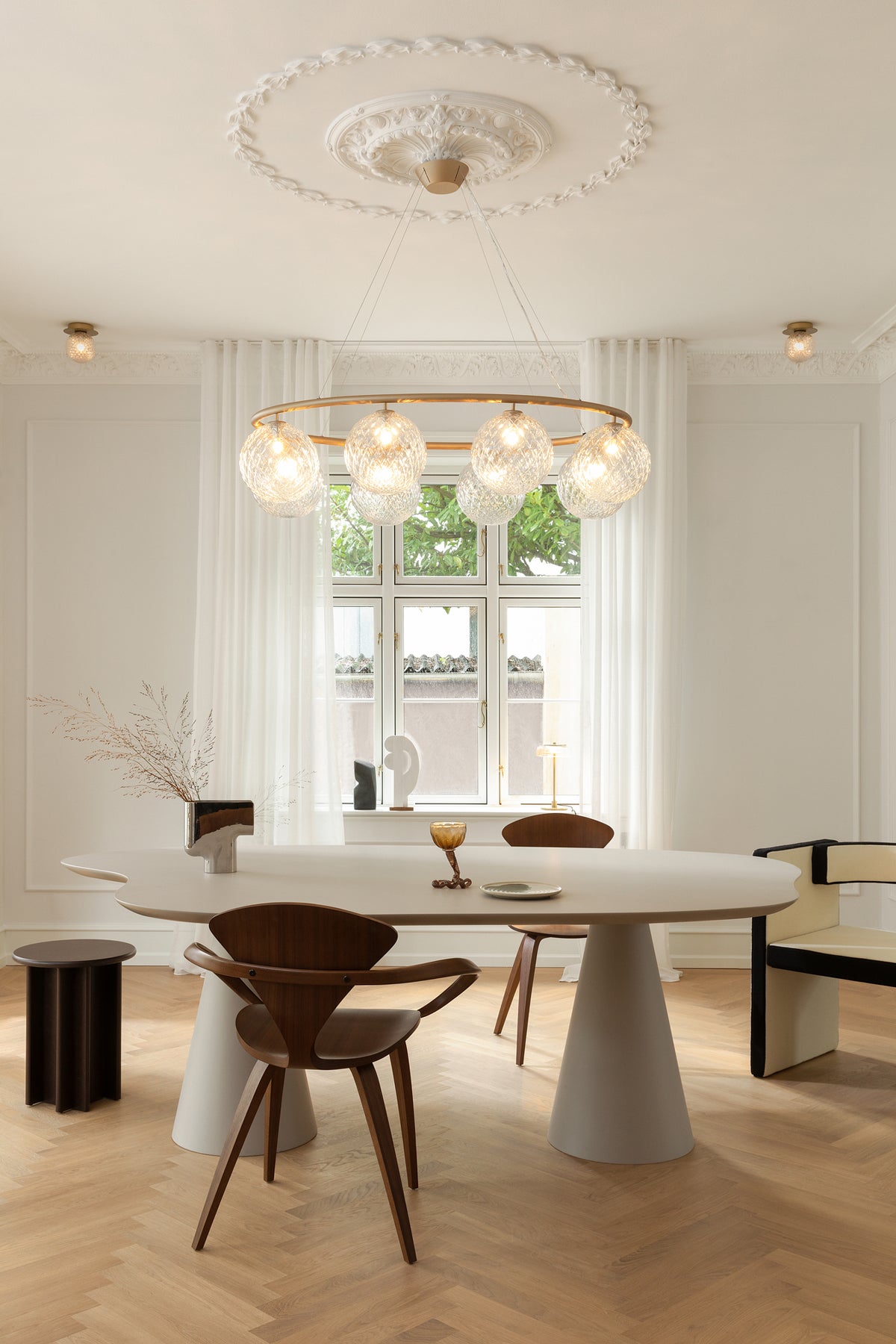 Nuura-Miira-8-Oval-Chandelier-Brass-Optic-Clear-Lifestyle