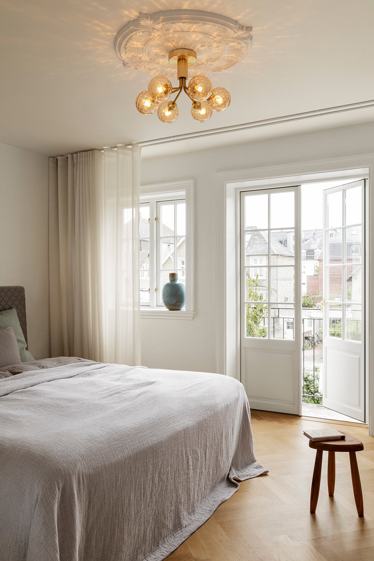 Nuura-Apiales-6-Ceiling-Brushed-Brass-Optic-Lifestyle