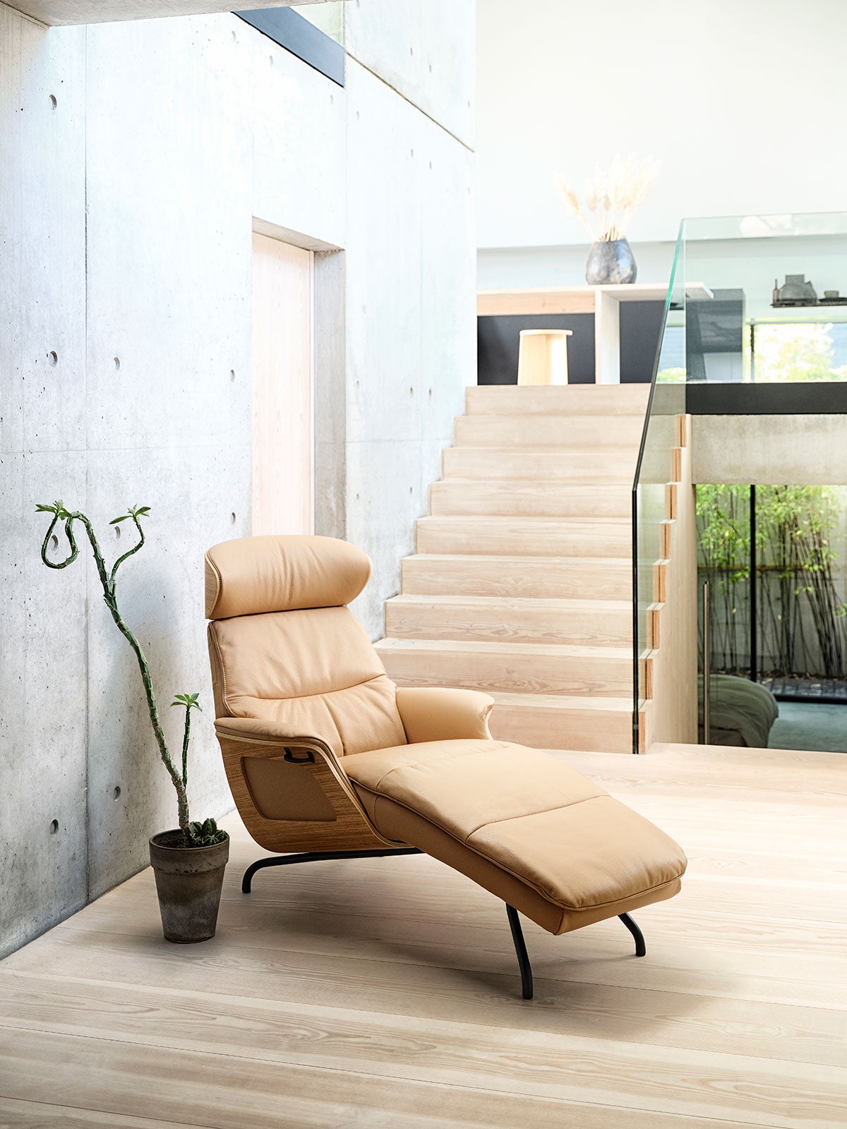 Clement Chaiselong med finérsider polstret i læder i industriel indretning