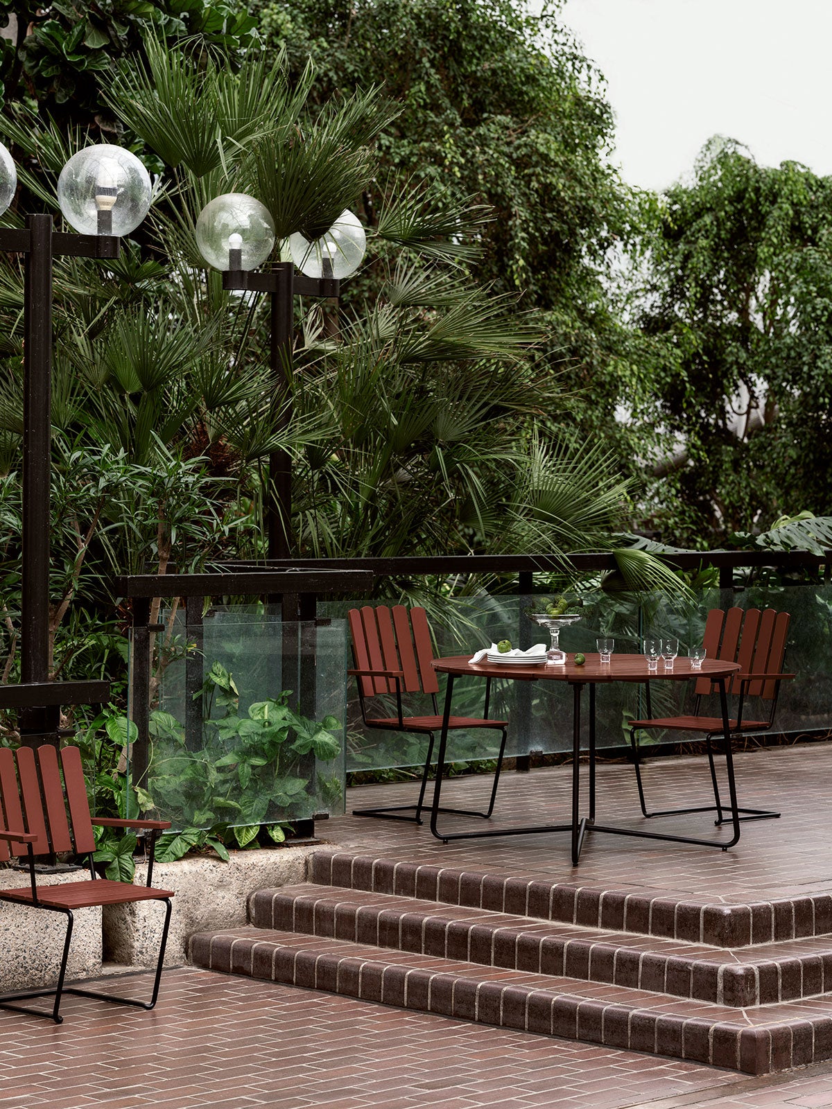 Grythyttan-A2-Chair-9A-Table-Dark-Red-Oak-Black-Lifestyle