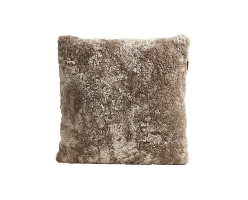 Alice-Farskinnsskudde-50x50-Stone