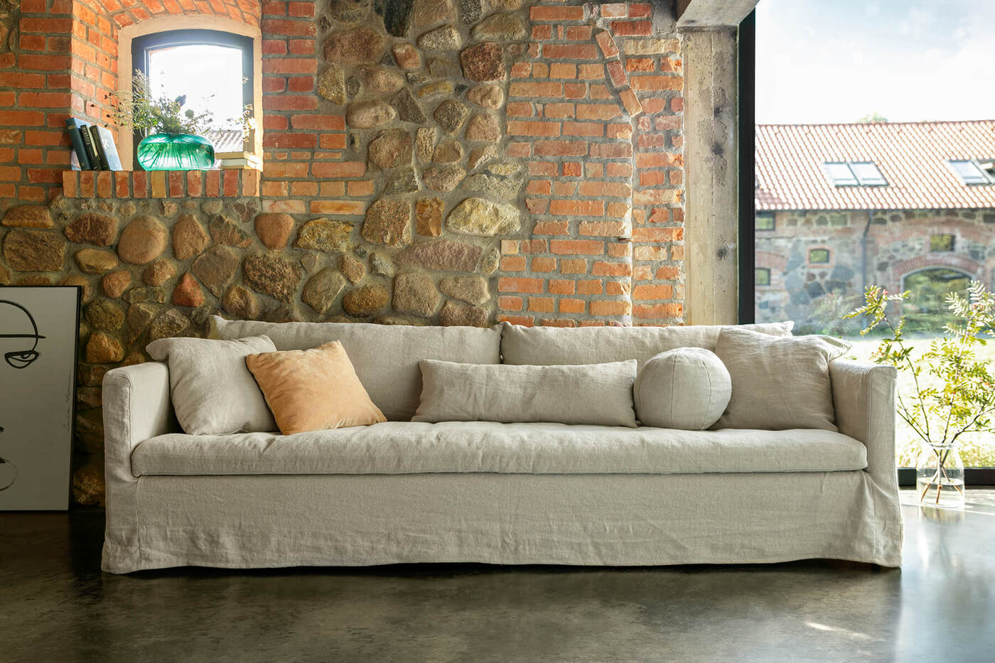 Sits Lill 4-personers sofa med kappe i 100% linnedstof Linen L007 2 Flax i landlig miljø