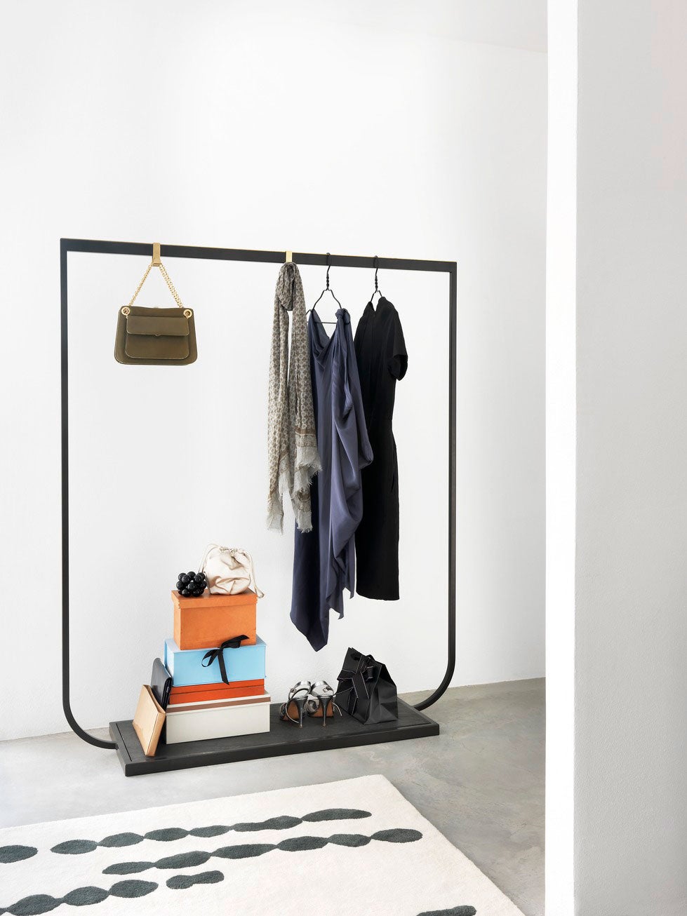 Tati knagerække i bredden 130 centimeter i farven Char Grey med stenplade i Neo Marquina med tøj, tasker og sko