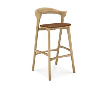 Bok Barstol med en siddehøjde på 76 centimeter og lædersæde i lakeret eg