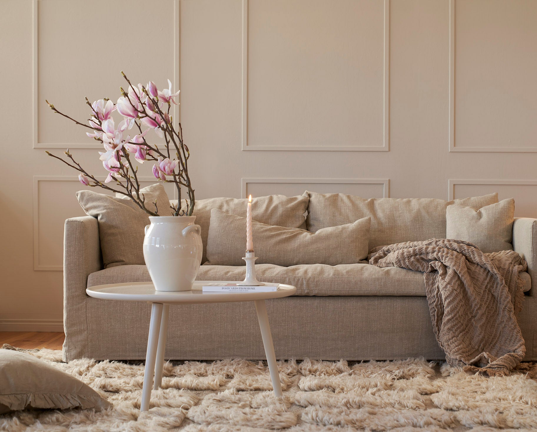 Sits Lill sofa 3-personers i sandfarvet beige aftageligt LCV-betræk med puder og plaid i stuen.