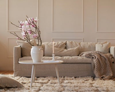 Sits-brand-small.jpg Sits Lill sofa 3-personers i sandfarvet beige aftageligt LCV-betræk med puder og plaid i stuen.