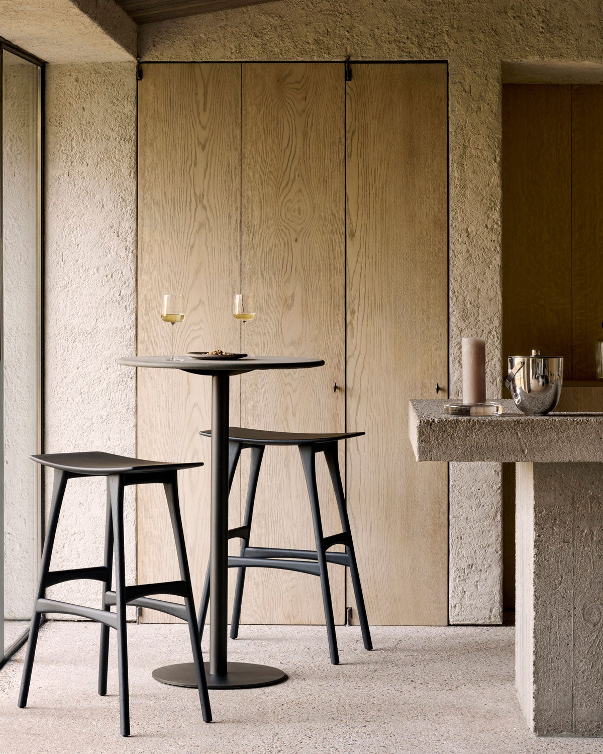 Ethnicraft-Blend-Bar-Table-Dark-Bronze-Muscio-Leather-Lifestyle