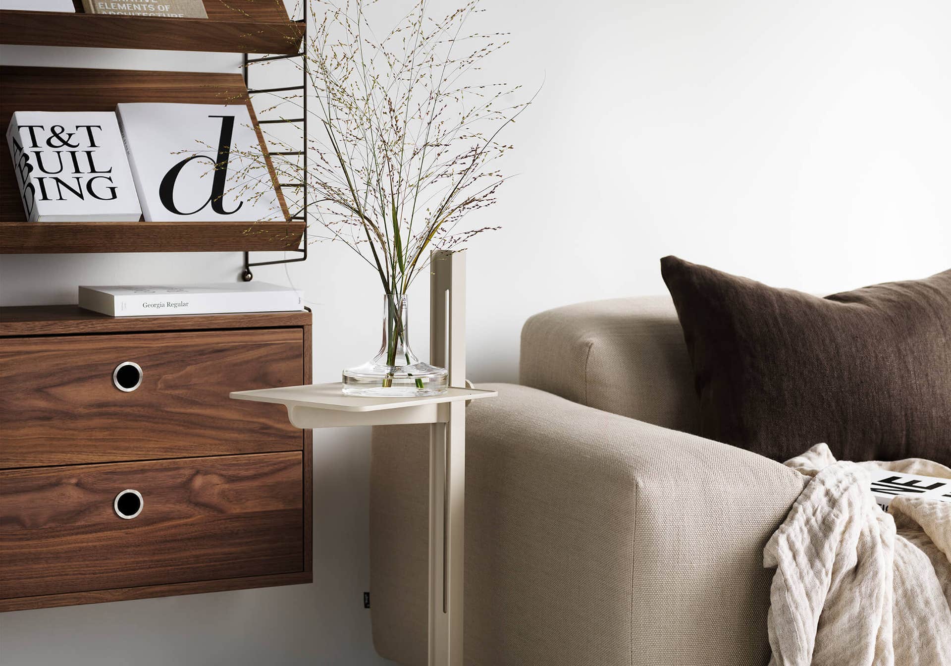 String-valnot-vardagsrum.jpg Shop String-hylder hos Tibergs Møbler