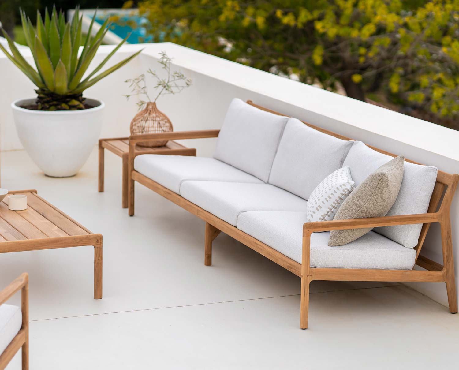 Jack udendørssofa til din terrasse! Lavet af teak med Offwhite-polstring fra Ethnicraft.
