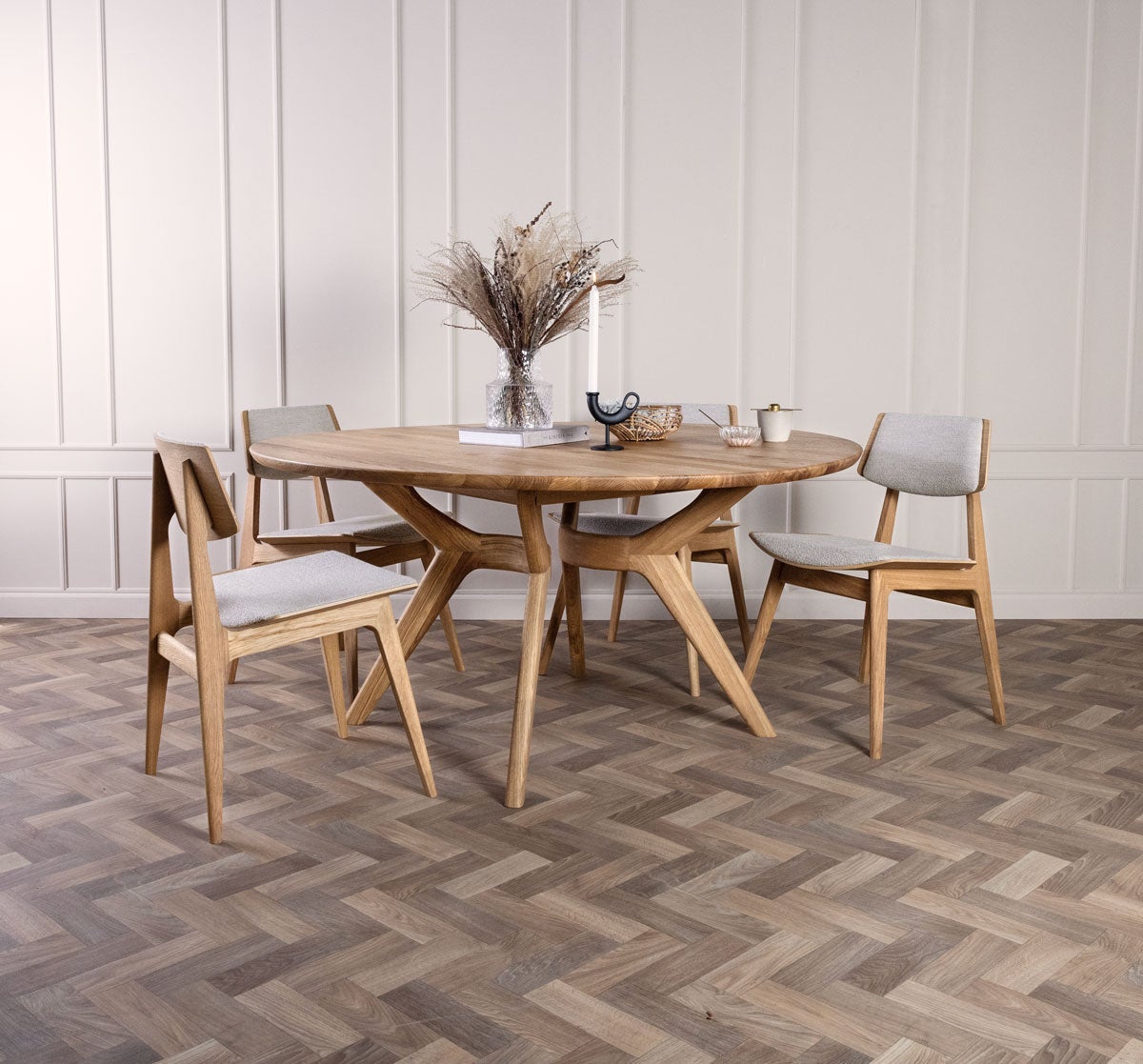 Amelia-Matbord-Runt-Ek-C4-Miljo