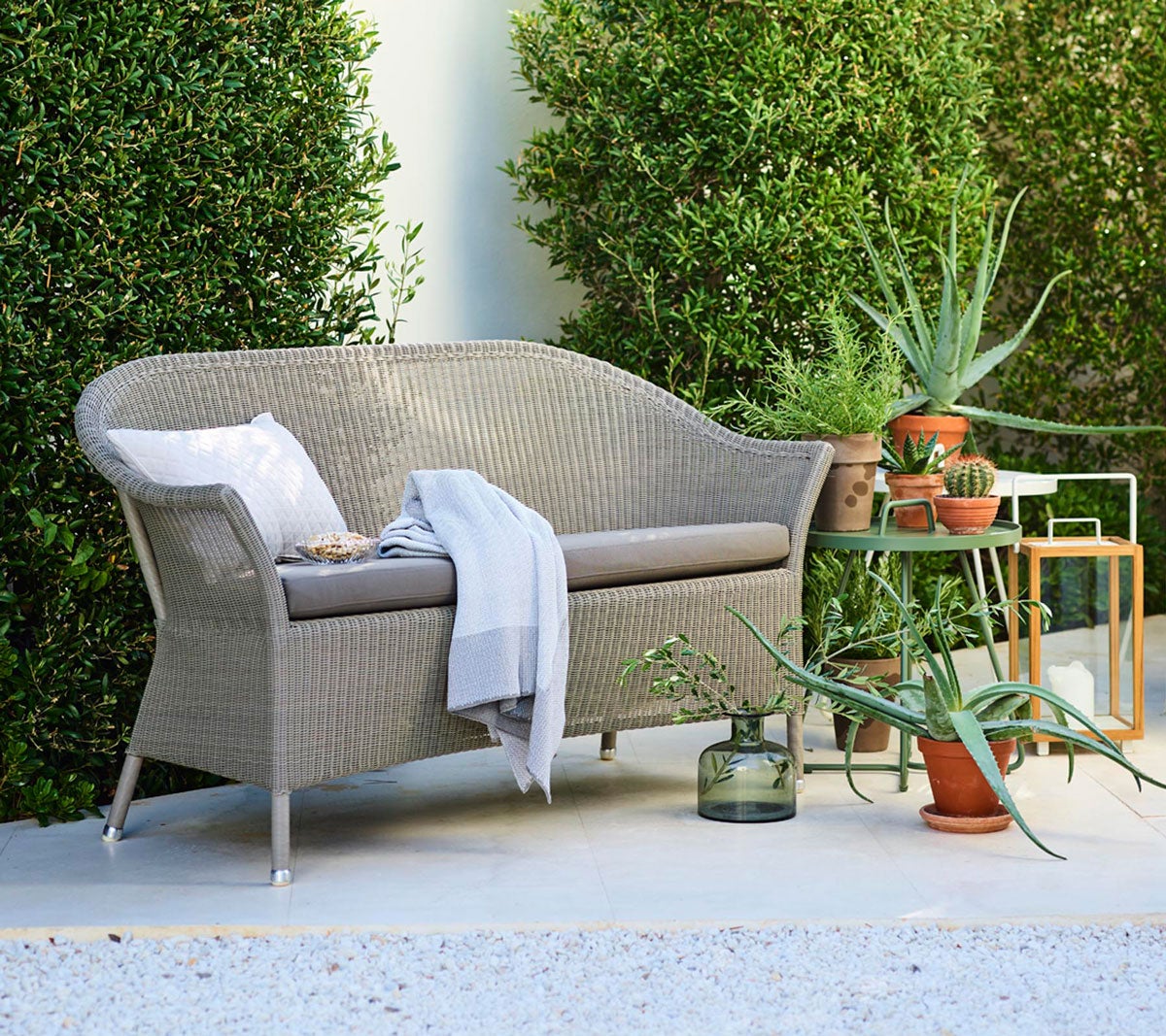 Lansing_2-seater_sofa_taupe_5556LT_environment
