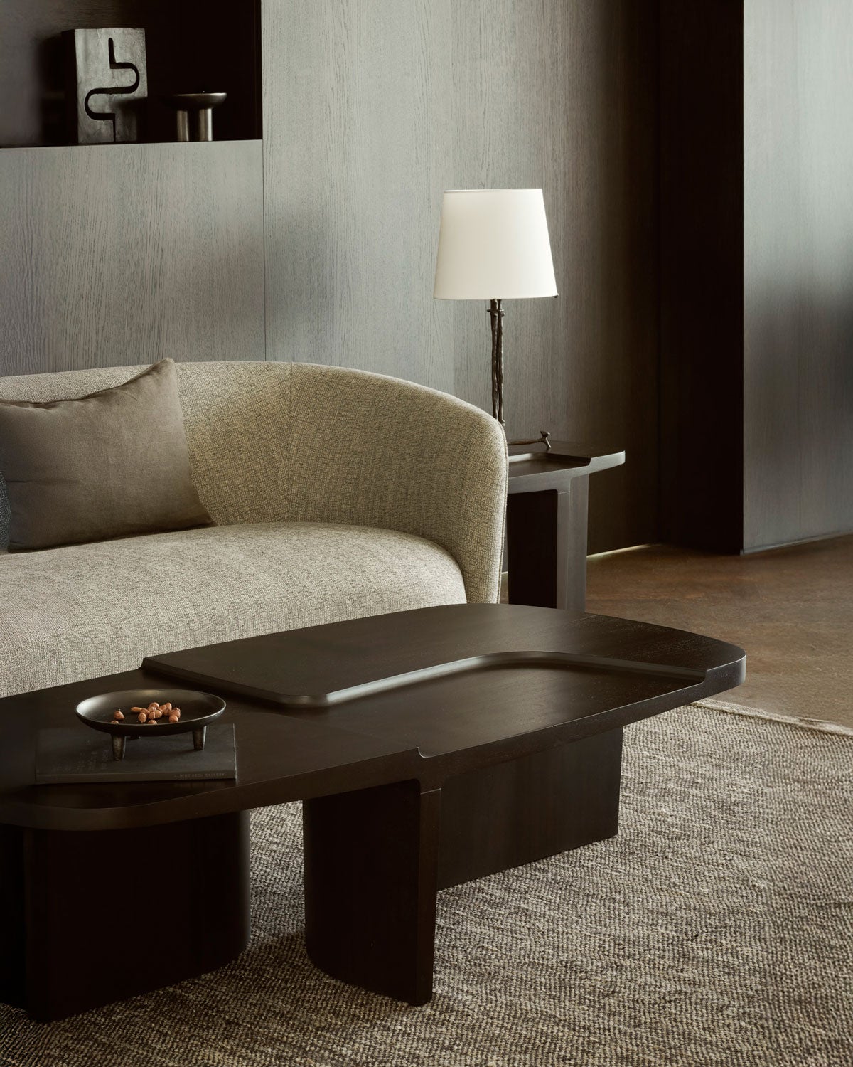 Brutalist Sofabord i mahogni i farven Rose Brown, der står i en stue indrettet i neutrale farver