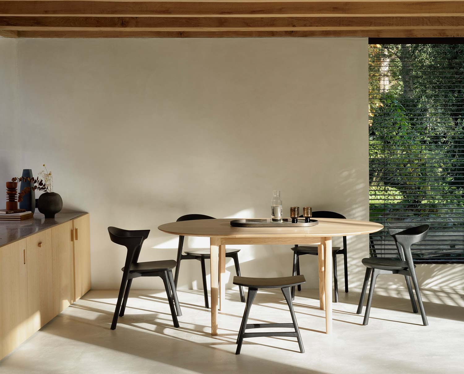 51527-Oak-Bokext-matbord-51491-Oak-Bok-black-stol-ethnicraft