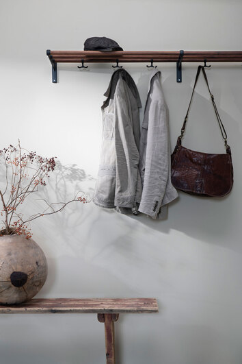 Nostalgi-Hatt-Skohylla-Valnöt-Svart