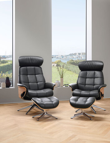 Skagen Lænestol og fodskammel med finérsider i læderet Savoy Platin Black med ben i poleret aluminium i lys stue