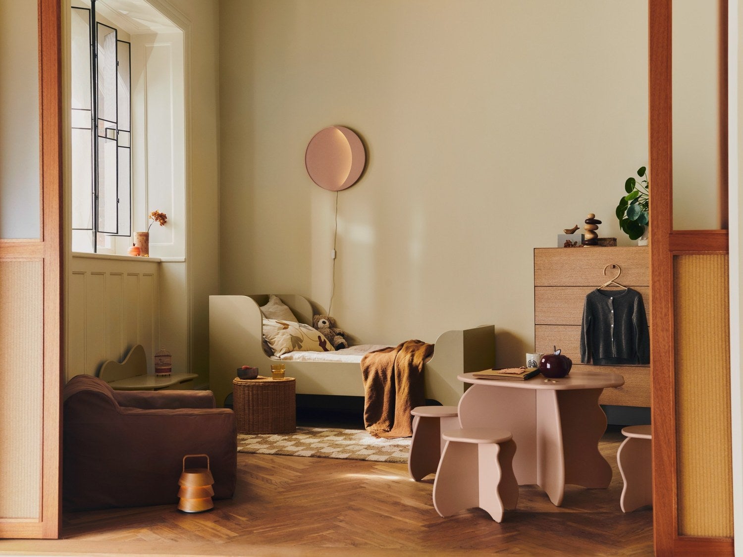 Ferm-Living-Slope-Stool-Rose-2431-miljo-1