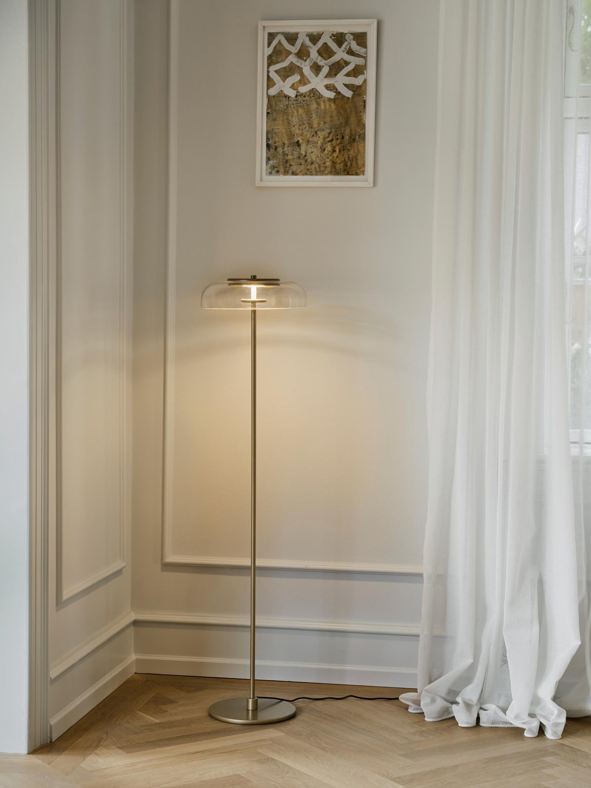Nuura-Blossi-Floor-Lamp-Nordic-Gold-Clear-Lifestyle