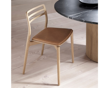Vipp494-481-Cabin-round-table-chair-lightoak-02