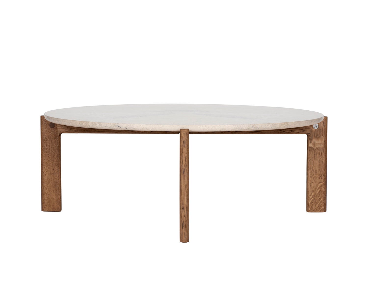Iris sofabord i størrelsen Large med bordplade i Jura Limestone og bordben i valnøddebetset eg