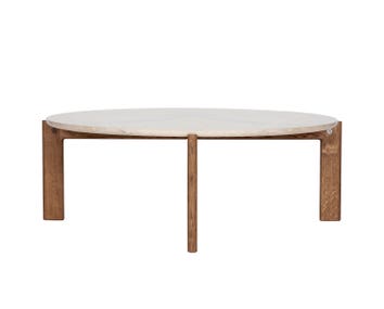 Iris sofabord i størrelsen Large med bordplade i Jura Limestone og bordben i valnøddebetset eg