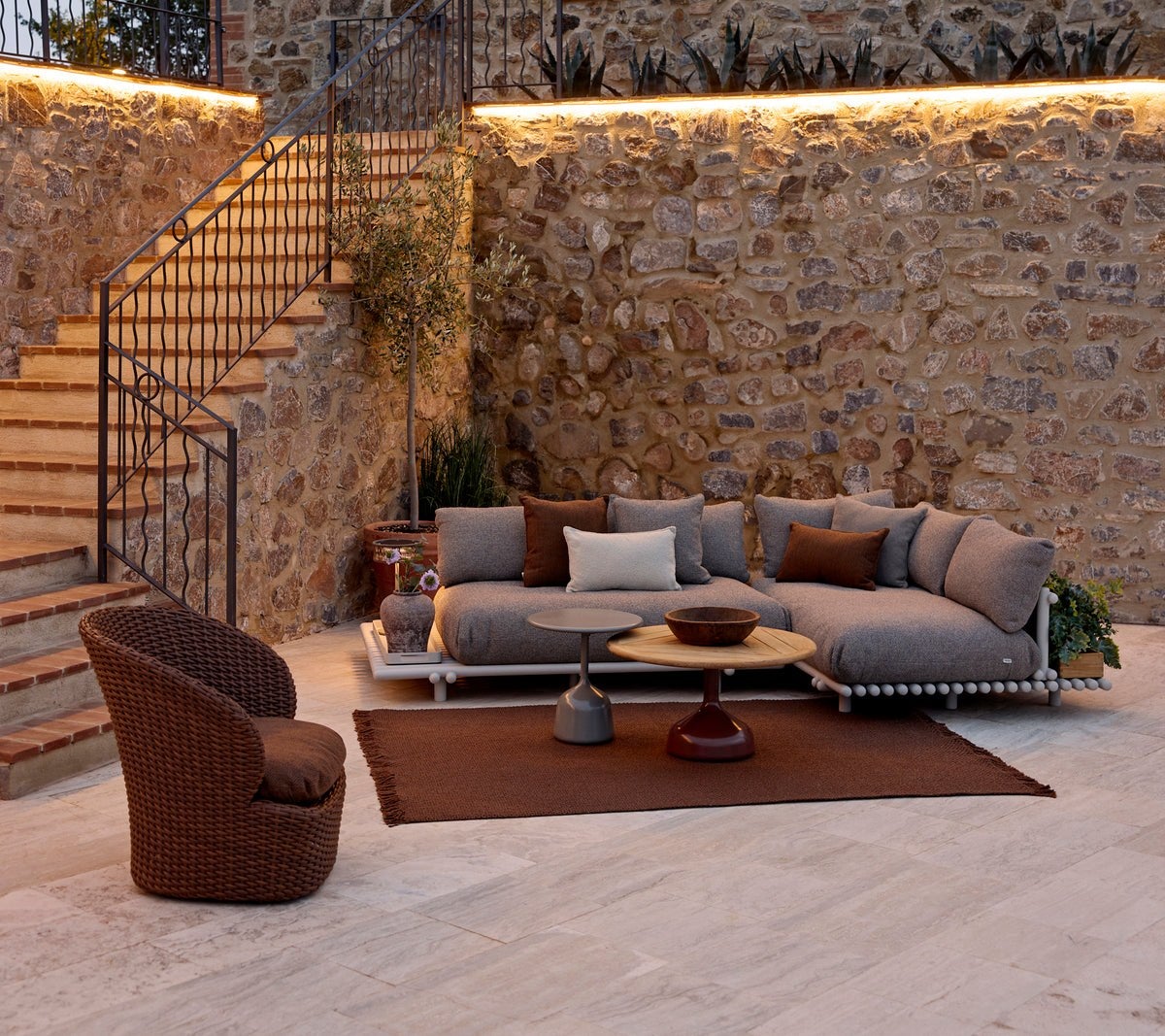 Sticks_platform_aluminium_-_Knit_rug_-_Coast_lounge_chair_65-env-cad5b