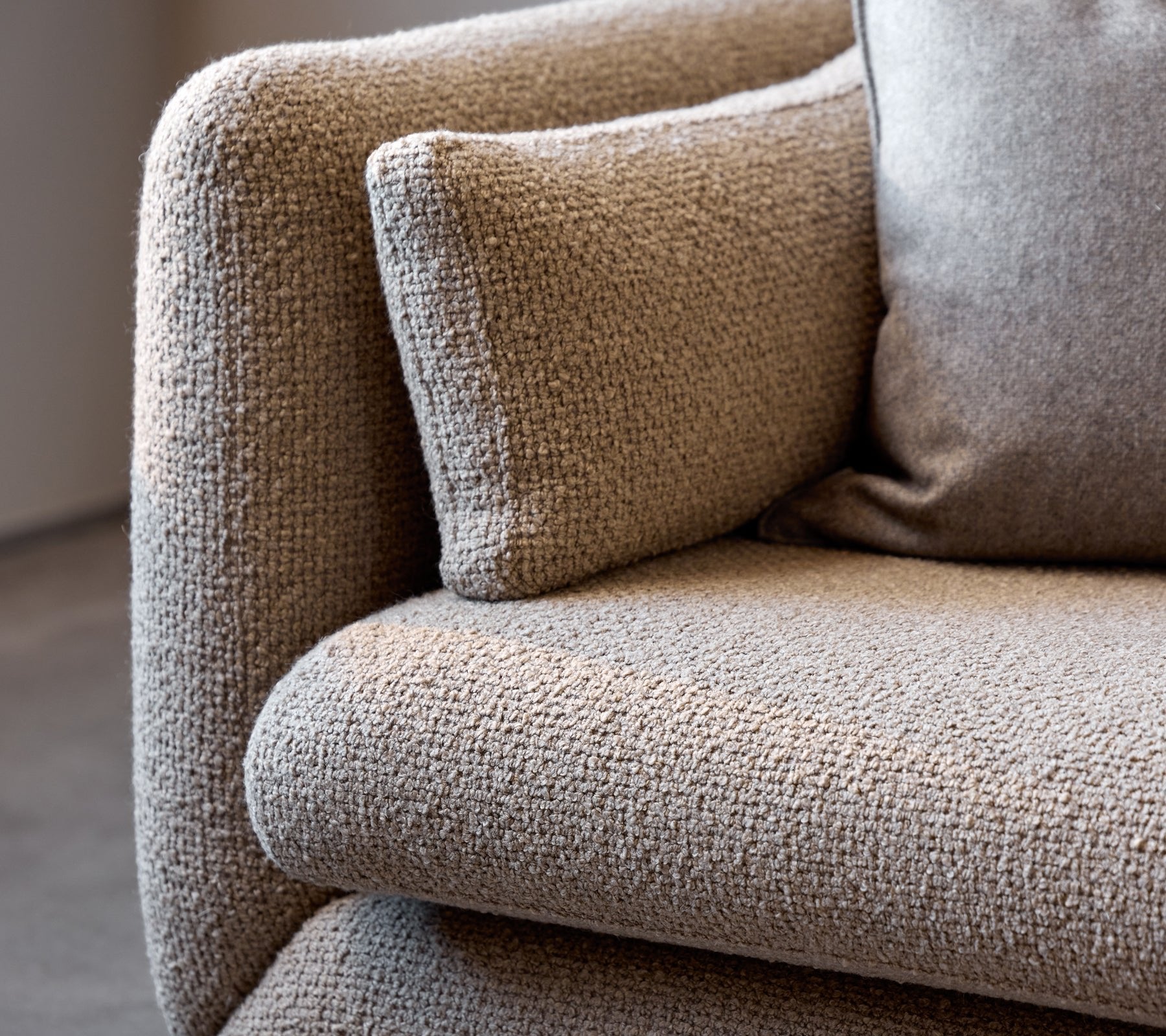 Cane-line-miljo-Bloom_sofa_close_up_of_armrest_in_taupe_flair_6631_52c18191-a8de-4ecc-a606-0555a60f26cb