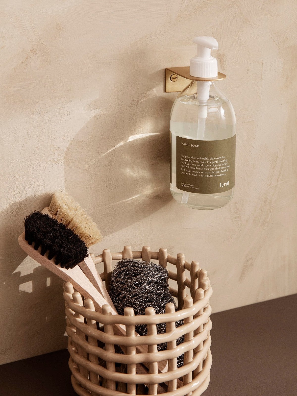Ferm-Living-Basho-Vagghangare-Brass-miljo-1