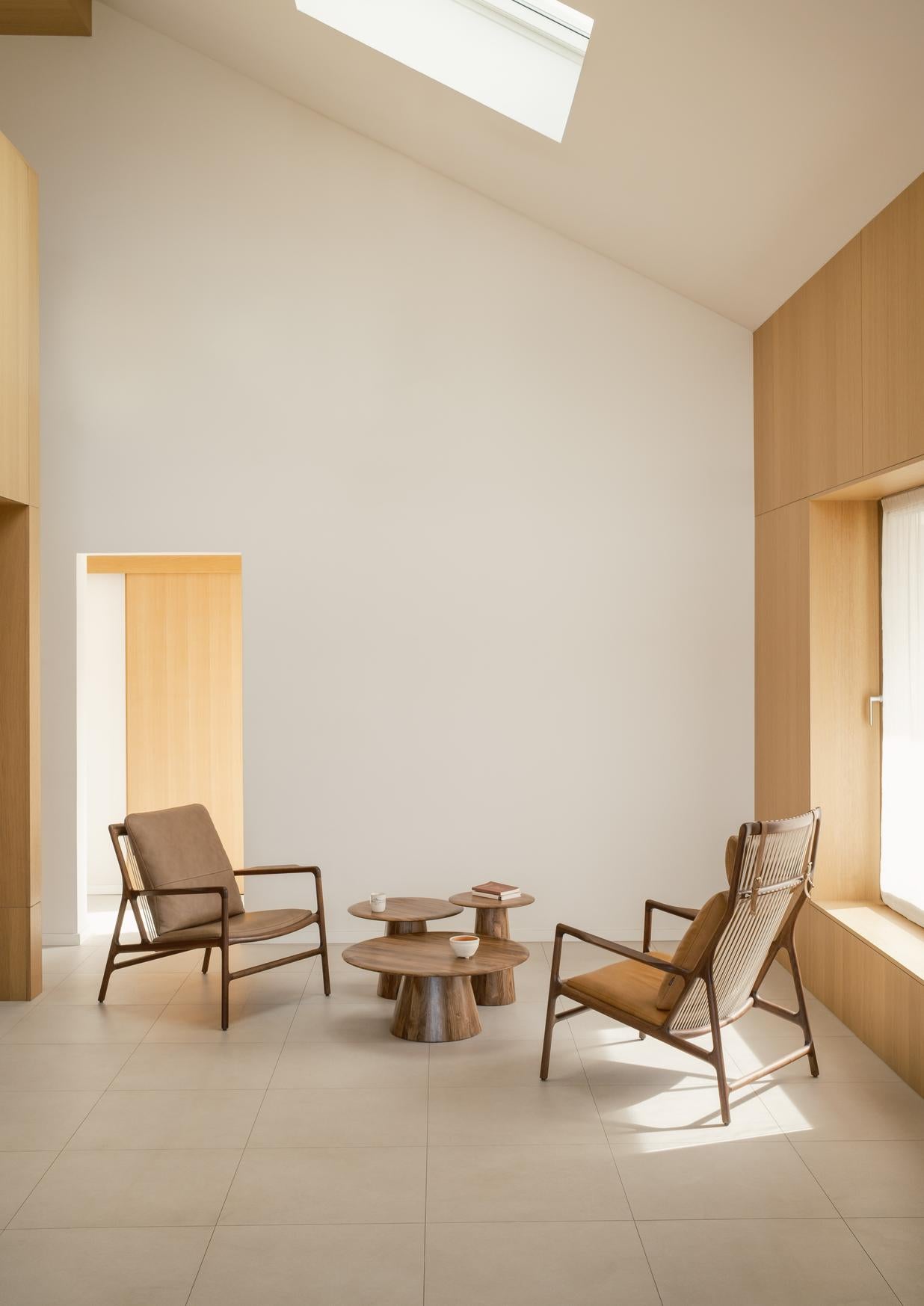 dedo-easy-chair-walnut-natural-1510-dakar-leather-stone-1436-dedo-lounge-chair-walnut-natural-1510-dakar-leather-whisky-2732-mushroom-tables-oiled-walnut-natural-1-1-gazzda