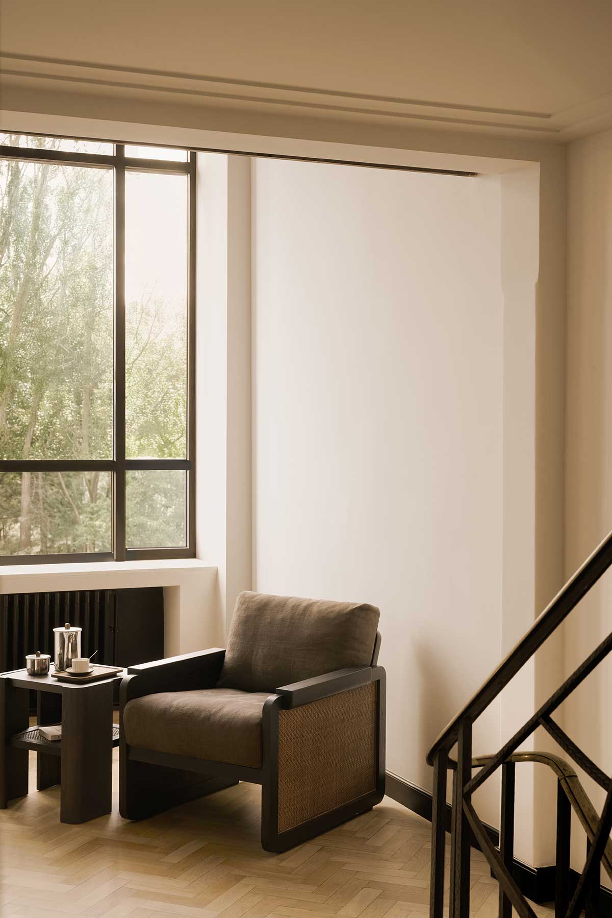 Ethnicraft-Panel-Lounge-Chair-Teak-Rattan-Grey-Linen-Lifestyle