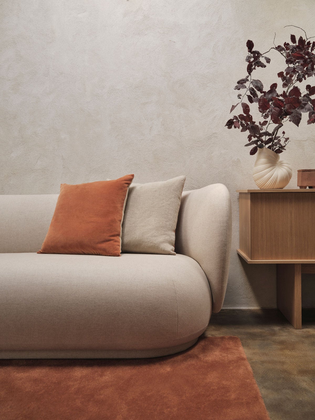 Ferm-Living-Senti-Kudde-Baked-Clay-Miljo