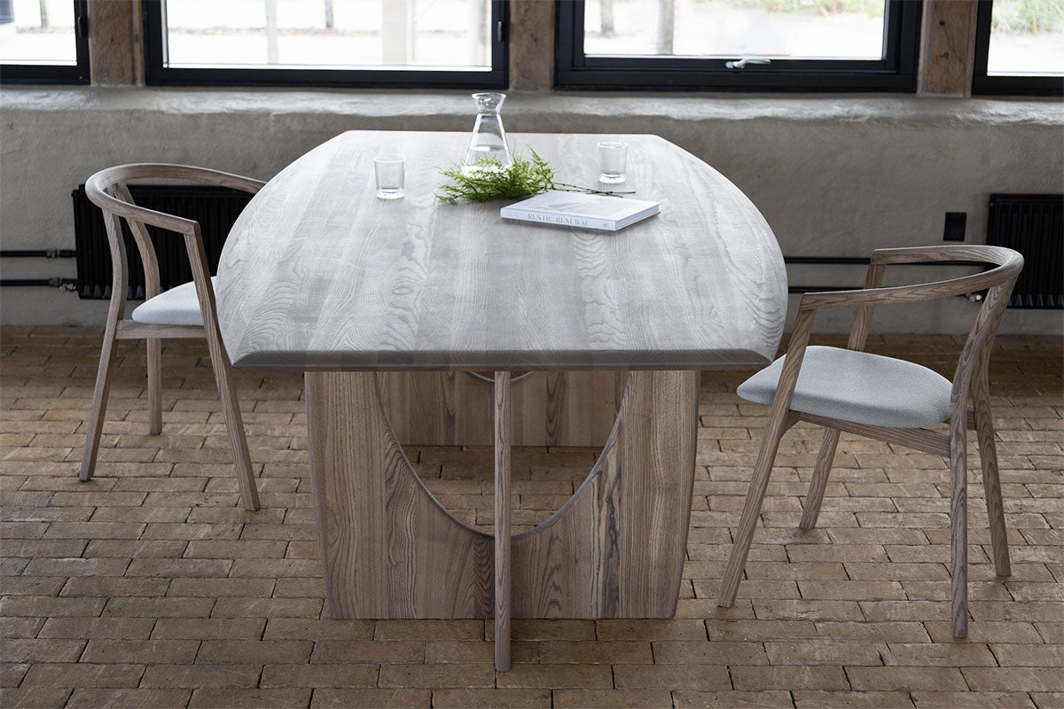 Longboat Spisebord 240x120 i gråbrunolieret ask med to spisestole