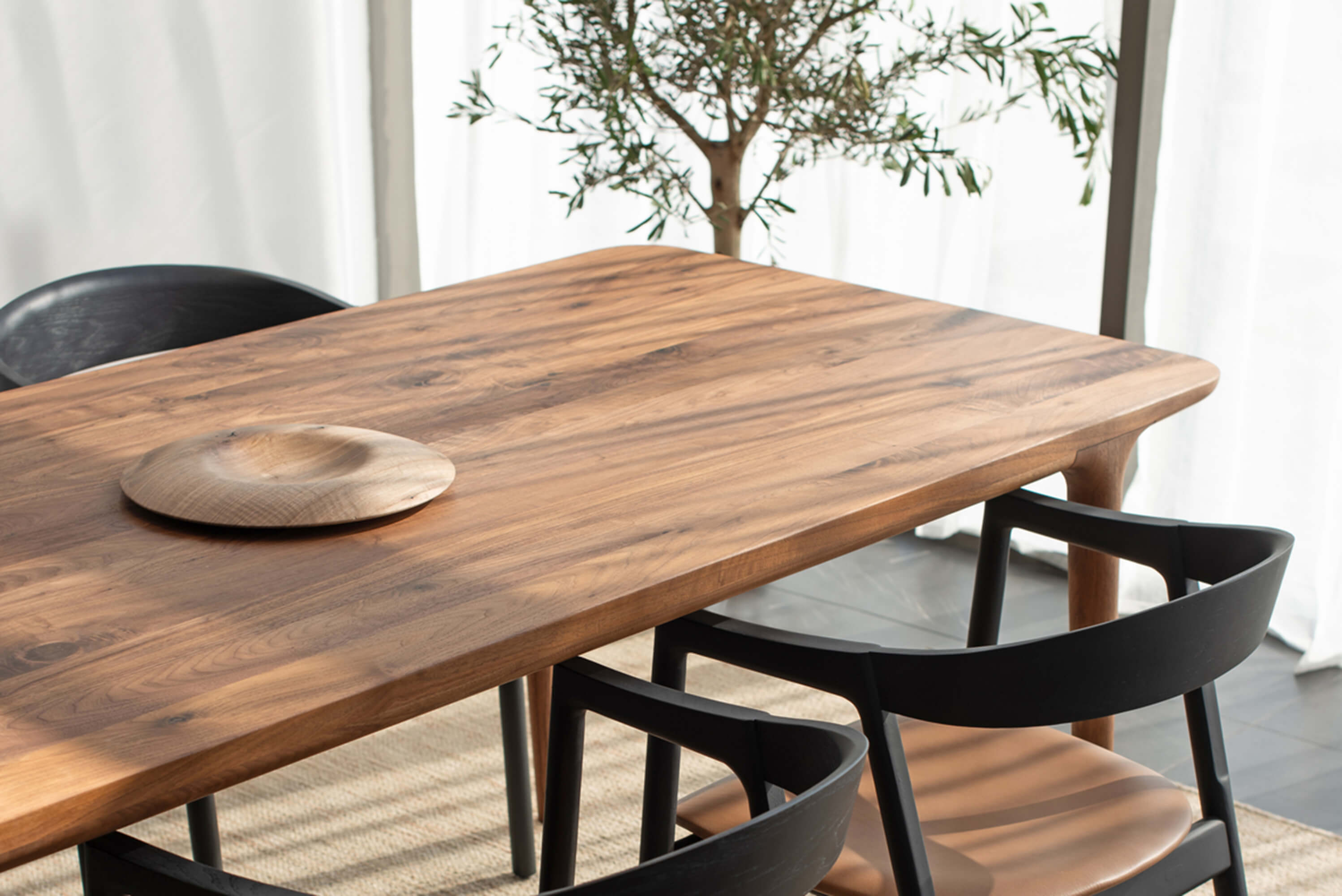 Fawn spisebord i valnød fra Gazzda med matchende sorte stole