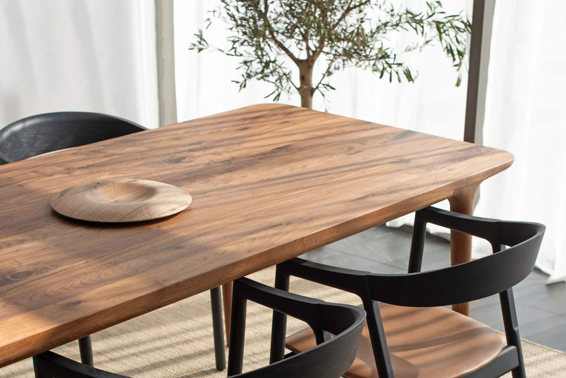 Fawn-bord-180-Muna-stol-svart-Gazzda.jpg Fawn spisebord i valnød fra Gazzda med matchende sorte stole